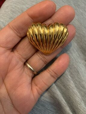 Vintage Gold Tone Ribbed Heart Brooch